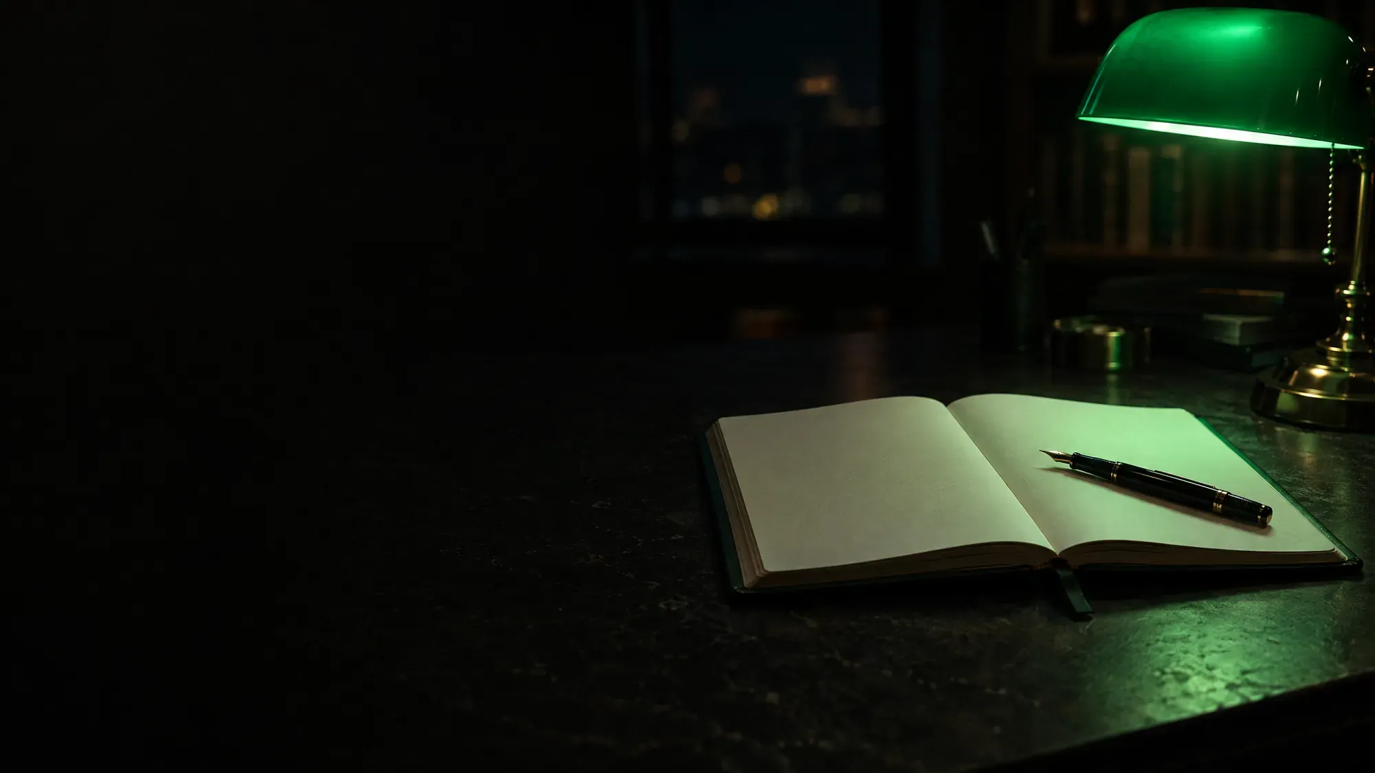 Cuaderno en blanco sobre un escritorio de basalto iluminado en verde
