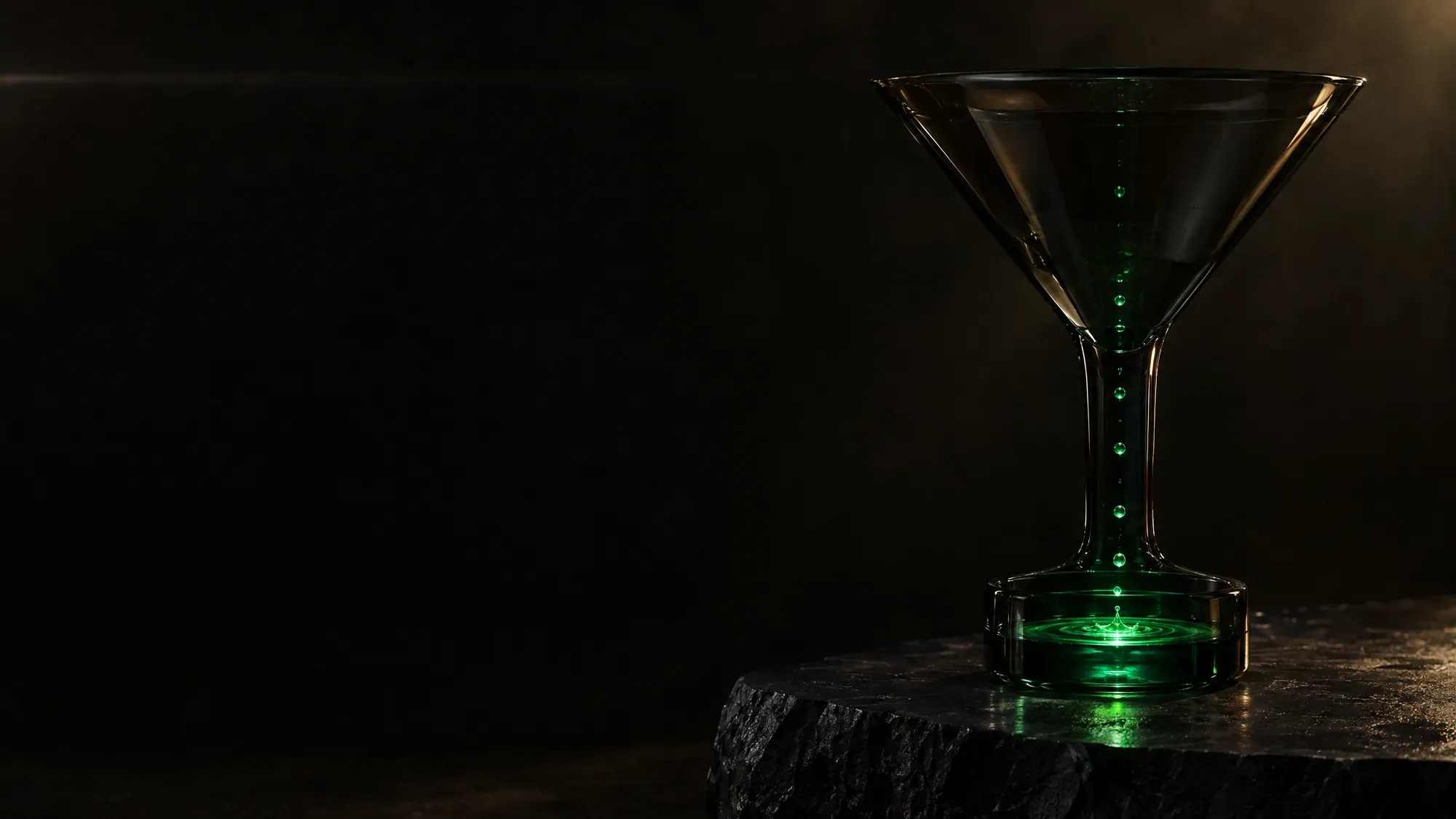 Embudo de cristal ahumado por el que caen gotas de luz verde